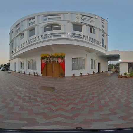 Tathastu Hotels & Banquet Hall Pipra Dewās Eksteriør billede