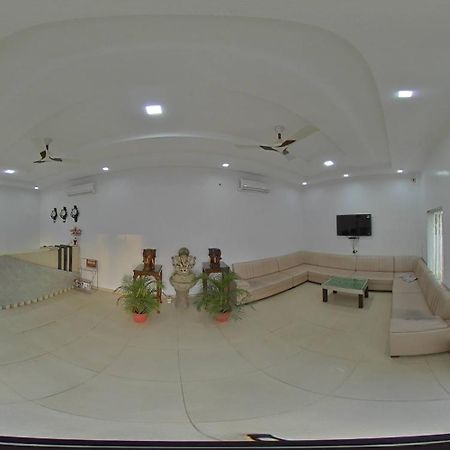 Tathastu Hotels & Banquet Hall Pipra Dewās Eksteriør billede
